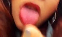 Une adolescente amateur se masturbe en collants en nylon et éjacule devant la webcam