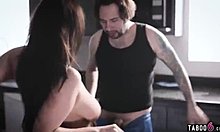 Une femme aux gros seins et son mari ont des relations sexuelles dans une cuisine taboue