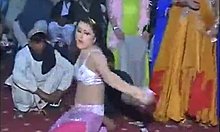 Mulheres paquistanesas dançam sensuais em posição nua