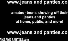 La calda teenager con i jeans stretti mostra il suo corpo nudo e il culo