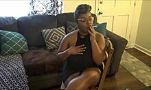 섹시 한 흑인 여신 은 흡연 에 매료 되어 유혹 한다