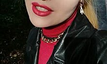 Eine atemberaubende Blondine wird in der Öffentlichkeit geil gesprochen und roten Lippenstift getragen