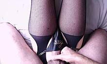 Um casal real gosta de fazer sexo em pornô HD usando meia-calça de rede e cetim