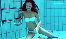 匈牙利少女 Nata Szilvas 沉迷于水下色情的高清视频