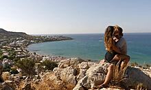 Pasangan cantik berusia 18-19 tahun menikmati ciuman penuh gairah dan menggenggam pantat di pulau beton