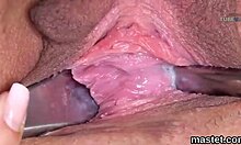 Tjeckisk tonåring visar upp sin öppna vagina i närbild