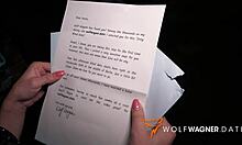Egy kanos amatőr lány vakon randizik Wolf Wackerrel, akinek hamis mellei vannak