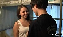 Una adolescente experimenta por primera vez sexo intenso en HD