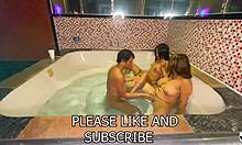 十几岁的女孩在一个三人组与 tribbing 和口交在按摩浴缸到真正的 Drogo