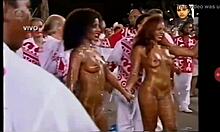 Horké brazilské dospívající tančí nahé na karnevalu