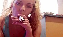 18-årig amatør ryger seks Marlboro-røde i offentligheden