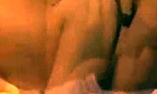 Lustvolle Posen von Pornostars in einem heißen Video