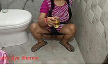 Bhabhi India mendapat farajnya dijilat dan ditumbuk di tandas awam