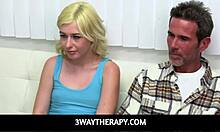 Threesome therapie: een gezichtsbehandeling voor een gezonde relatie tussen stiefvader en dochter