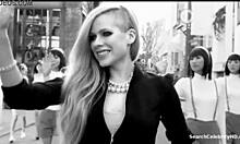 Avril Lavignes'in üstü açık videosu ünlülerin çıplaklarını ve büyük göğüslerini gösteriyor