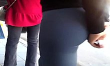 Софткор видео на младо момиче с кръгла дупета в стегнати легинси, чакащо автобуса
