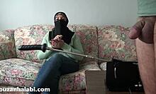 Britisk kone tolererer sin egyptiske MILF-mor, der overtager hendes krop