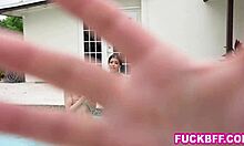 Teen Lana Sharapova a její přátelé napadnou dům, aby si užili bazén